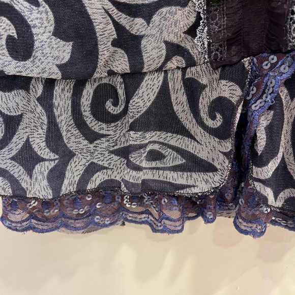 Purple lace top with pearl detailing - Picture 6 of 15